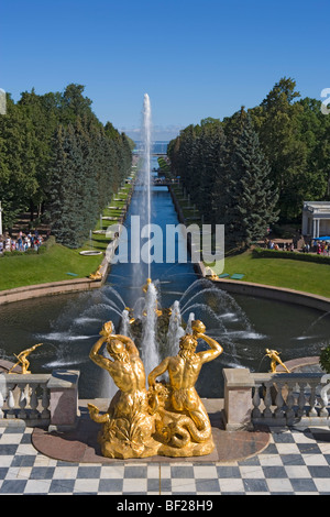 Große Kaskade im Peterhof-Palast, St. Petersburg, Russland Stockfoto