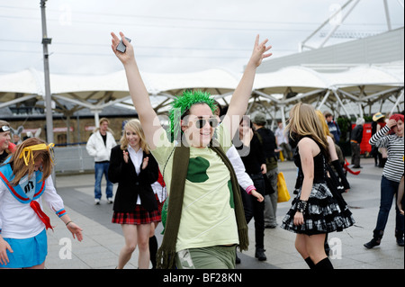 Fans verkleidet als ihre Lieblings-Kostüm-Figuren aus Comics, Animationen und Video-Spiele. London MCM Expo. Großbritannien 2009. Stockfoto