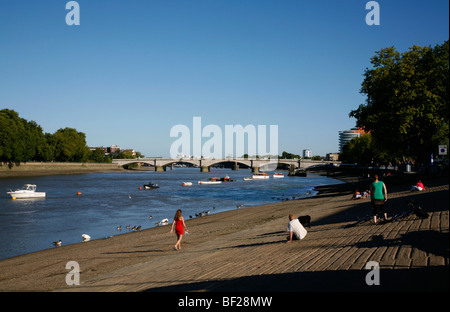 Blickte der Themse von Putney Böschung Putney Bridge, Putney, London, UK Stockfoto