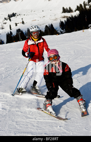 Ein kleines Mädchen und ihre Großmutter Skifahren in Flims, Symbole, Schweiz Stockfoto