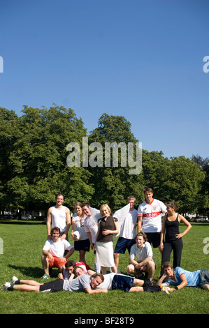 Engel, junge Frau mit Flügeln in einem Teamfoto, Fußball im Park, München, Bayern, Deutschland Stockfoto