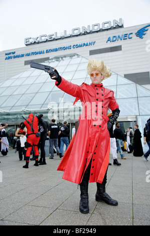 Fans verkleidet als ihre Lieblings-Kostüm-Figuren aus Comics, Animationen und Video-Spiele. London MCM Expo. Großbritannien 2009. Stockfoto