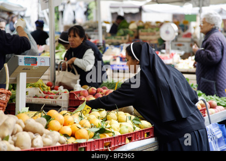 Nonne an Obst und Gemüse Stand am Markt, Campo de Fiori, Rom, Italien Stockfoto