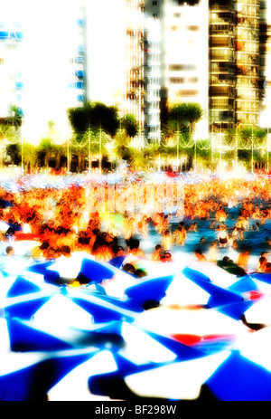 Touristen drängen sich Strand Playa Levante in Benidorm, Costa Blanca, Spanien, in der Hochsaison Stockfoto