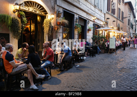 Gäste in einem Bürgersteig Café, Trastevere, Rom, Italien Stockfoto