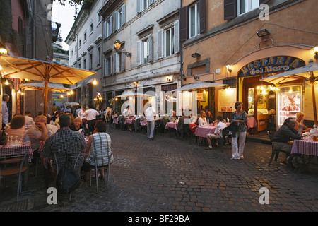 Restaurants und Straßencafés auf Kopfsteinpflaster zu landen, Trastevere, Rom, Italien Stockfoto