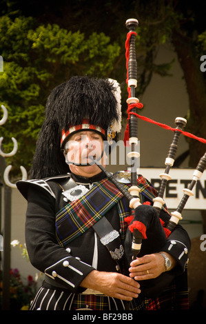 Kaukasischer Schottischer Pfeifer spielt Dudelsack in Gretna Green, Schottland. VEREINIGTES KÖNIGREICH Stockfoto