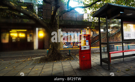 Eine Bushaltestelle, rote Fahrkartenautomat und Baum auf The Old Kent Road in der Nähe von Elephant &amp; Castle, London England Stockfoto