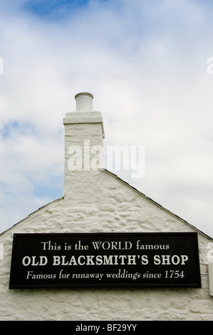 Nahaufnahme von Zeichen auf der Giebelseite des die alte Schmiede Shop, Gretna Green, Scotland, UK Stockfoto