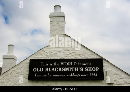 Nahaufnahme des Schildes am Giebel des Old Blacksmith's Ladens, Gretna Green, Schottland, Großbritannien Stockfoto