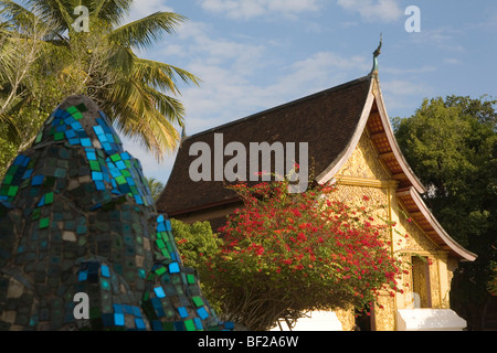 Aussegnungshalle des Vat Xieng Thong im Sonnenlicht, Luang Prabang, Laos Stockfoto