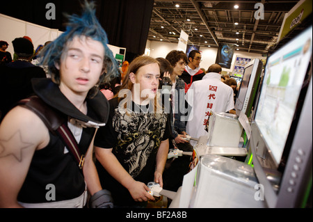 Fans spielen von Videospielen auf der London MCM Expo. Großbritannien 2009. Stockfoto