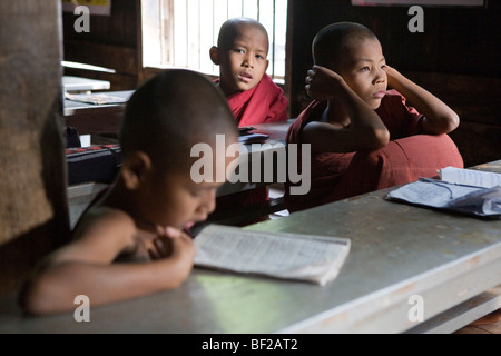 Buddhistische Schüler in der Pali-Schule in Bagaya Kloster auf Inwa Insel (Ava) am Ayeyarwady Fluß in der Nähe von Amarapura, Birma, Myanmar Stockfoto