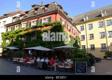 Gäste sitzen in einem Straßencafé, Meersburg, Baden-Württemberg, Deutschland Stockfoto