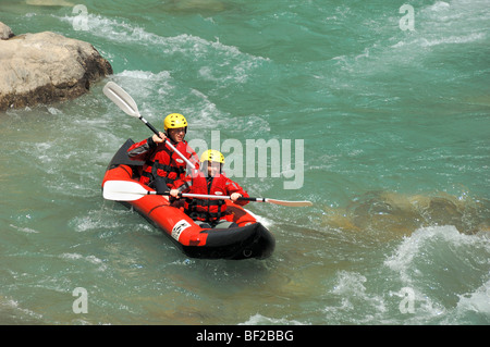 Wildwasser-Rafting oder Rafting auf Rapids in den Gorges du Verdon oder in der Verdon Gorge RiverAlpes-de-Haute-Provence Frankreich Stockfoto