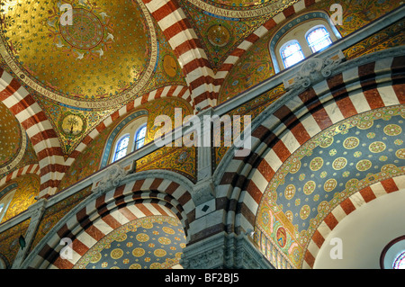 Decke und Innenraum der Kirche Notre Dame de la Garde Marseille oder Marseille Provence Frankreich im goldenen byzantinischen Stil Stockfoto