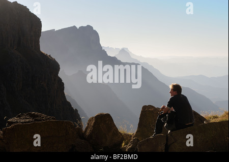Wanderer mit Blick in Richtung South Peak von Twin Höhle im Drakensberg Ukhahlamba Nationalpark, Kwazulu Natal, Südafrika Stockfoto