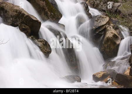 Nebenstrom aus Quellen in das Flusstal des Manavgat, Taurus-Gebirge, Südtürkei. Stockfoto
