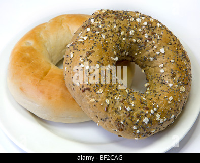 Schlicht und Getreidespeicher Bagels auf weißen Teller Stockfoto