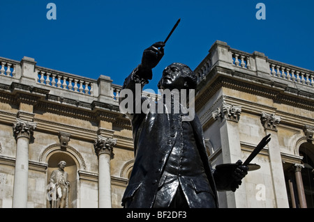 Statue von Sir Joshua Reynolds, der Royal Academy of Arts, Piccadilly, London. Stockfoto