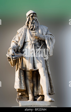 WIEN, AUSTIRA - 22. OKTOBER 2020: Die Statue von Leonardon da Vinci vor der Kunstlerhausfassade von Edmund Hofmann (1900). Stockfoto