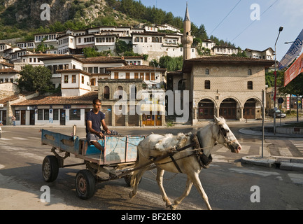 Ein Albaner mit Pferd und Wagen geht die Junggesellen-Moschee in Mangalemi Bezirk von Berat, Mittelalbanien. Stockfoto