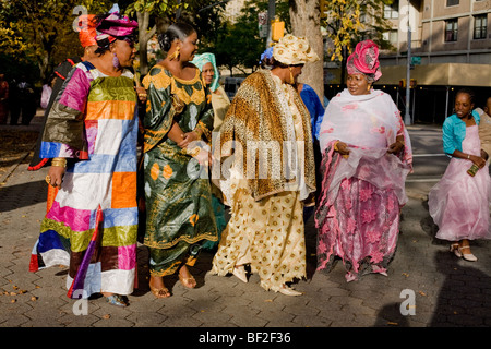 Schwarze Frauen in bunten Sonntagsstaat Kleider, Harlem, Manhattan, New York City Stockfoto