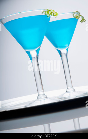 Nahaufnahme von zwei Gläser blau cocktail Stockfoto