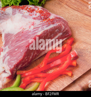 Nahaufnahme eines Steaks mit Boden rote Chili und Paprika Stockfoto