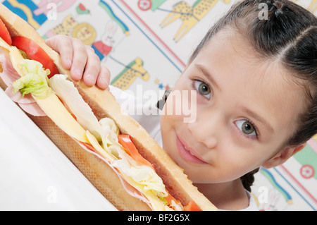 Porträt eines Mädchens mit einem u-Boot-sandwich Stockfoto