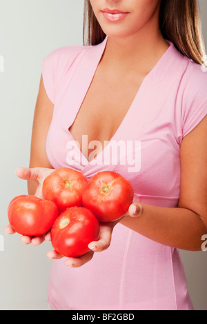 Nahaufnahme einer Frau mit Tomaten Stockfoto