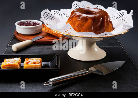 Dänisches Gebäck mit Schokolade Fudge Kuchen serviert Stockfoto