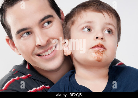 Nahaufnahme eines Mannes mit seinem Sohn Stockfoto