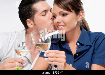 Mann eine Frau auf die Wange küssen Stockfoto