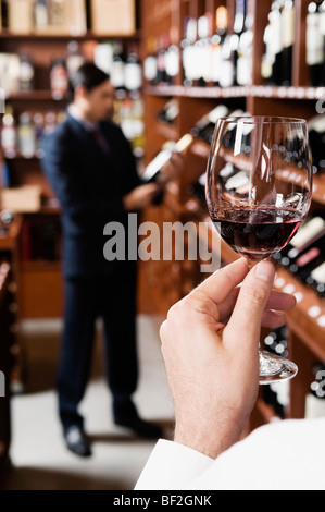 Mann hält eine Glas Weine Stockfoto