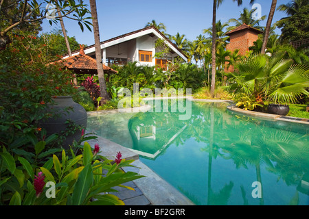 Eine tropische moderne Luxusvilla mit Pool, umgeben von tropischen Gärten Stockfoto