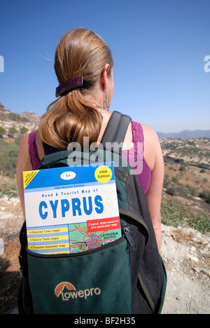 ZYPERN. Eine junge Frau in die zypriotische Landschaft wandern. Konzentrieren Sie sich auf Zypern Karte im Rucksack. 2008. Stockfoto