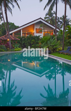 Eine tropische moderne Luxusvilla mit Pool, umgeben von tropischen Gärten Stockfoto