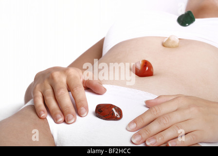 Alternative Medizin - Heilung durch Halbedelsteine Edelsteine platziert auf Körper Chakras, geringe Schärfentiefe Stockfoto