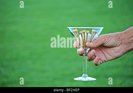 Golfball und Tees im Martiniglas mit Textfreiraum Stockfoto