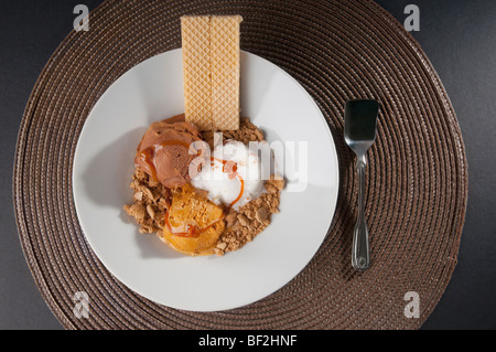 Gemischte Eis Kugeln garniert mit Nüssen und Wafer Stockfoto