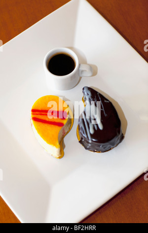 Vogelperspektive Blick auf verschiedene Kuchen und eine Tasse schwarzen Kaffee Stockfoto