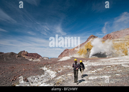 Touristen fotografieren & White Island zu erkunden / Whakaari, Bay Of Plenty, New Zealand Stockfoto