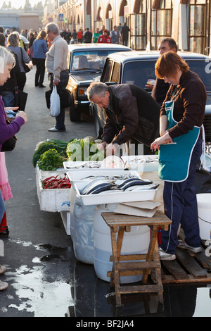 Ukrainer sind auf den Straßen von Privoz Markt Platz, Odessa, Ukraine, Oktober 2009 einkaufen. Stockfoto