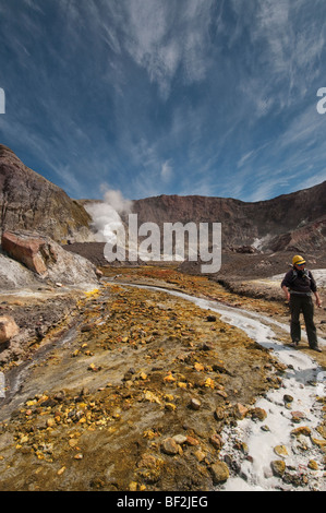 Touristen fotografieren & White Island zu erkunden / Whakaari, Bay Of Plenty, New Zealand Stockfoto