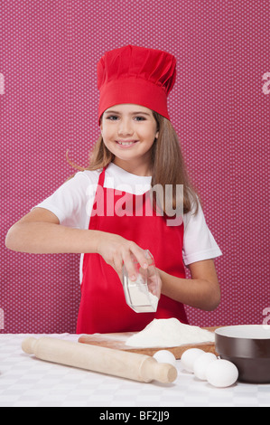 Porträt eines Mädchens, Mehl auf ein Schneidebrett Stockfoto