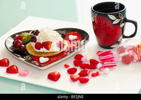 Erhöhte Ansicht von Pfannkuchen mit Erdbeeren und Sahne Stockfoto