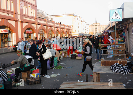 Ukrainer sind auf den Straßen von Privoz Markt Platz, Odessa, Ukraine, Oktober 2009 einkaufen. Stockfoto