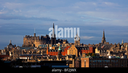 Edinburgh Stadt Skyline in Herbstsaison mit Edinburgh Castle im Hintergrund, Schottland, UK, Europa Stockfoto