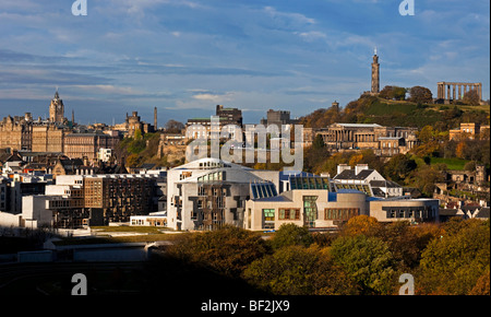 Skyline von Edinburgh im Herbst mit dem schottischen Parlament und Calton Hill im Hintergrund, Schottland, UK, Europa Stockfoto